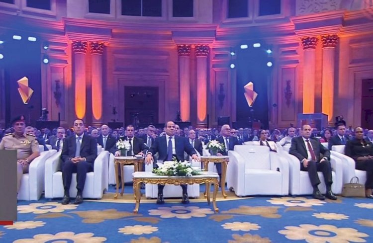 الرئيس السيسي يتفقد جانبًا من معروضات المتحف الجيولوجي بمنتدى مصر للتعدين