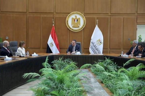 وزير التعليم العالي والقائم بعمل وزير الثقافة يبحث تعزيز التعاون مع شركة فيليبس