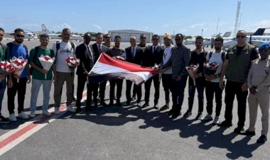 وصول البحارة المصريين إلى مقديشيو تمهيدًا لسفرهم إلى القاهرة برفقه السفير المصري