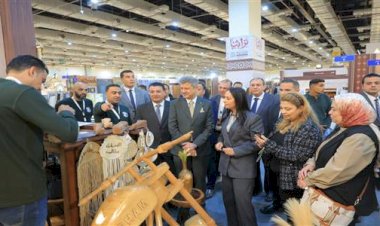 وزيرة التضامن تتفقد جناح صندوق دعم الصناعات الريفية والبيئية المشارك في فعاليات معرض "تراثنا" للحرف اليدوية والتراثية