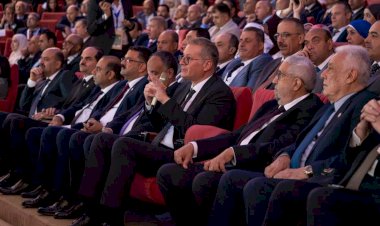 وزير البترول يشارك في حوار مع مجموعة من طلاب هندسة البترول والجيولوجيا في مؤتمر البحر المتوسط بالإسكندرية