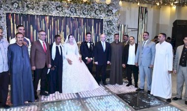 محافظ الفيوم يلبي دعوة أحد العاملين بالمحافظة لحضور زفاف ابنه