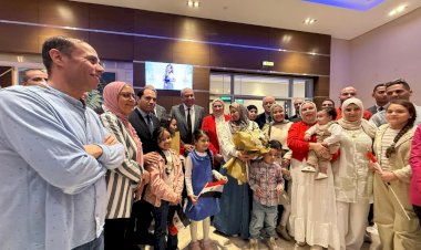 تقديرًا لإنجازها العربي.. وزير الطيران المدني يستقبل بطلة «تحدي القراءة العربي» بمطار القاهرة الدولي