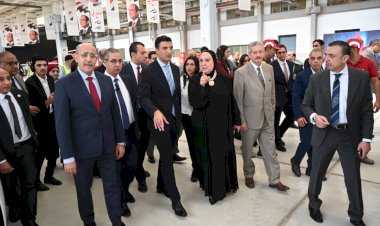 وزير الصناعة يتفقد خطوط إنتاج السيارة للتعرف على مراحل التصنيع والتكنولوجيات المستخدمة في الإنتاج