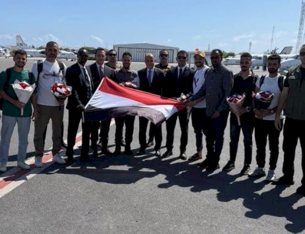وصول البحارة المصريين إلى مقديشيو تمهيدًا لسفرهم إلى القاهرة برفقه السفير المصري