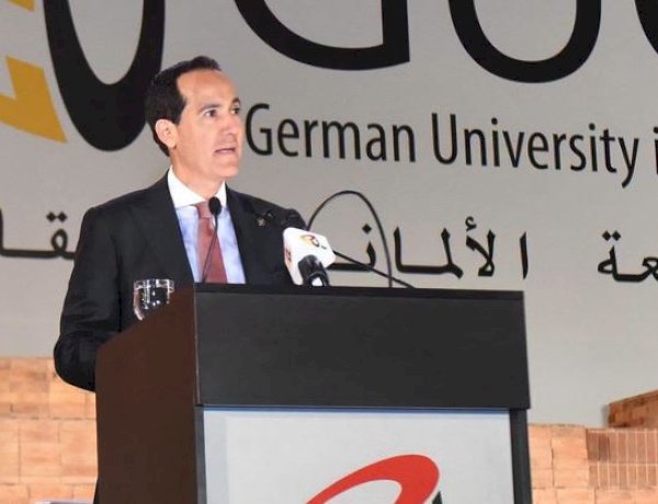 الرئيس التنفيذي لهيئة الاستثمار يشارك في حفل تخرج دفعة جديدة من الجامعة الألمانية