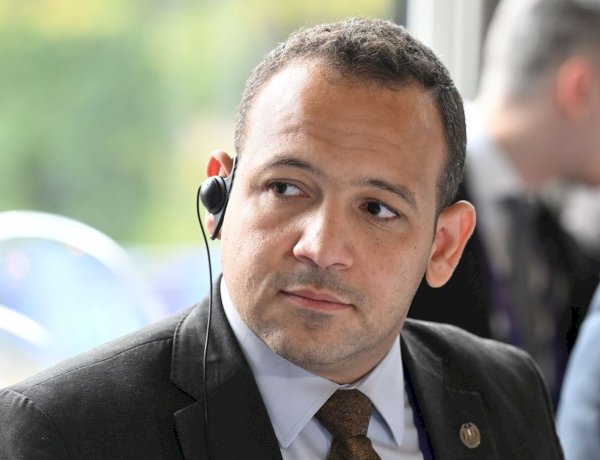 المستشار حسام الدين علام يقدم بالمنتدى الرقمي العالمي بموسكو رؤية قانونية لتنظيم الاتصالات الفضائية الحديثة 