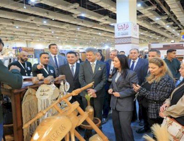وزيرة التضامن تتفقد جناح صندوق دعم الصناعات الريفية والبيئية المشارك في فعاليات معرض "تراثنا" للحرف اليدوية والتراثية
