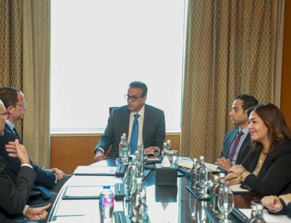 وزير الصحة يبحث مع «فايزر» توطين لقاح المكورات الرئوية وتعزيز التعاون في علاجات الأورام والأمراض النادرة