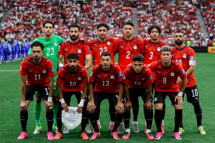 منتخب مصر بالقميص الأحمر وجنوب أفريقيا بالأخضر فى مباراة الليلة