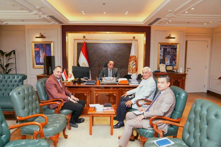 وزير العمل يلتقي وفدًا من "النساجون الشرقيون".. ويعلن: ثمار التعاون تؤتي نتائجها.. 550 فرصة عمل في 6 محافظات بالصعيد