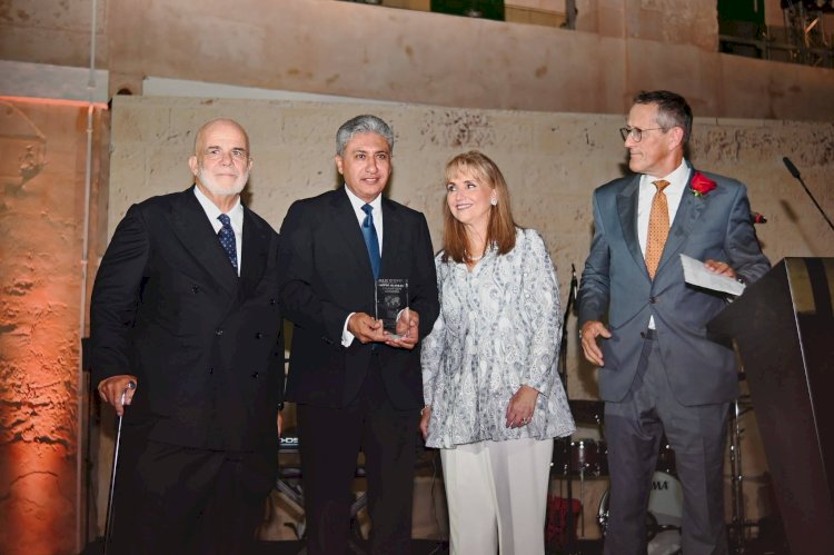 وزير السياحة والآثار يتسلم جائزة الريادة العالمية من المجلس العالمي للسياحة والسفر (WTTC)