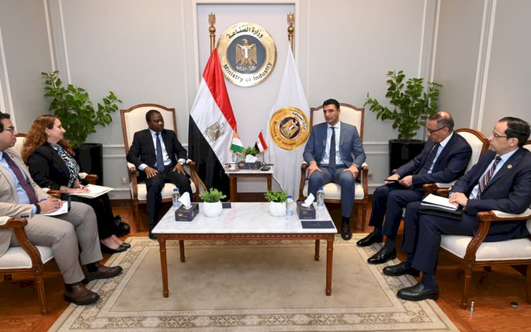 وزير الصناعة يبحث مع سفير كوت ديفوار لدى مصر سبل تعزيز التعاون الصناعي بين البلدين وزيادة الاستثمارات