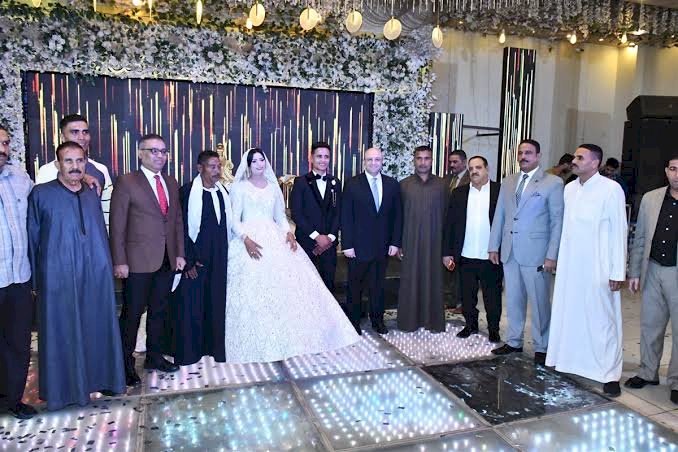 محافظ الفيوم يلبي دعوة أحد العاملين بالمحافظة لحضور زفاف ابنه