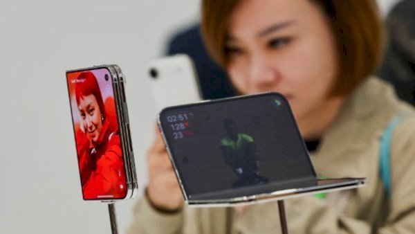هاتف آبل القابل للطي يثير الجنون.. آيفون ديو يخطف قلوب المستخدمين