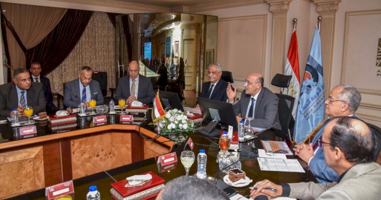 رئيس العربية للتصنيع ووزير الإنتاج الحربي يبحثان تعزيز التكامل الصناعي وتوطين التكنولوجيا بالصناعات الدفاعية والمدنية
