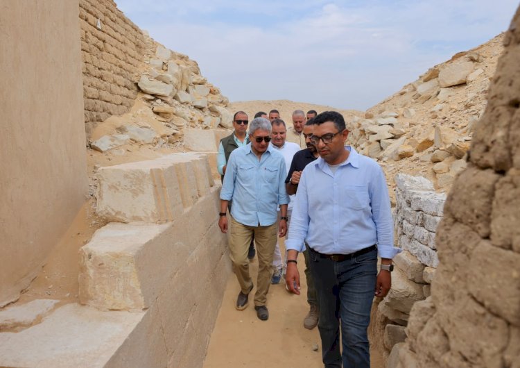 وزير السياحة والآثار يتفقد اكتشافات البعثة التشيكية الأثرية ويؤكد تعزيز التعاون مع البعثات الأجنبية