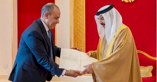 وزير الخارجية يسلم رسالة خطية من السيد الرئيس إلى ملك البحرين